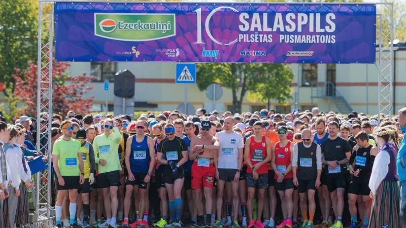 Ar rekordiem, 7 valstu dalību un labdarības jūdzi Ukrainai Salaspils pusmaratons nosvinējis desmitgadi