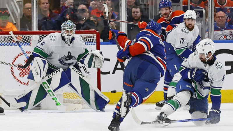 Vankūvera ielaiž piecus vārtus un cieš sakāvi, ''Oilers'' panākot septīto spēli