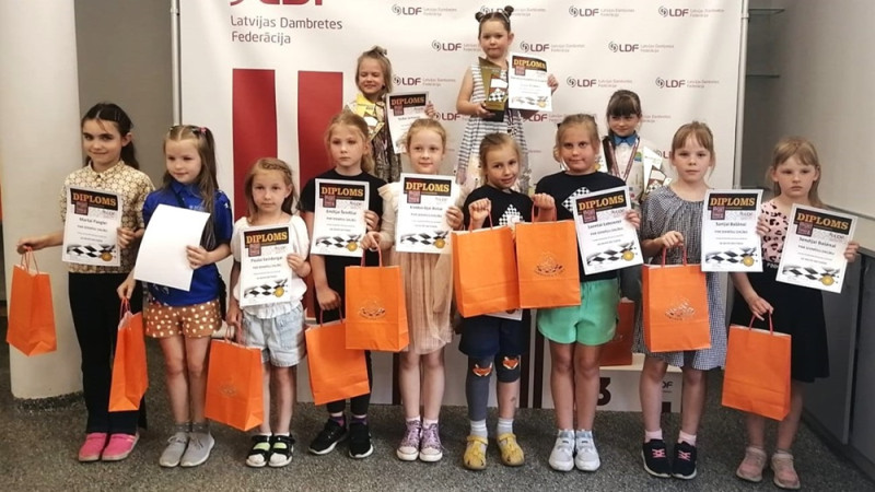Andersons un Gudēvica-Liepiņa pārliecinoši uzvar Latvijas čempionātā dambretē jaunākajā grupā