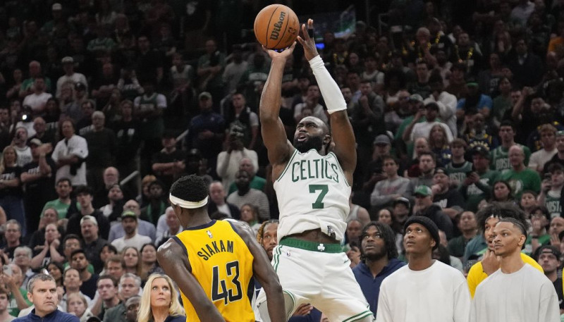Brauns ar tālmetienu izrauj pagarinājumu, "Celtics" Austrumu finālu sāk ar uzvaru