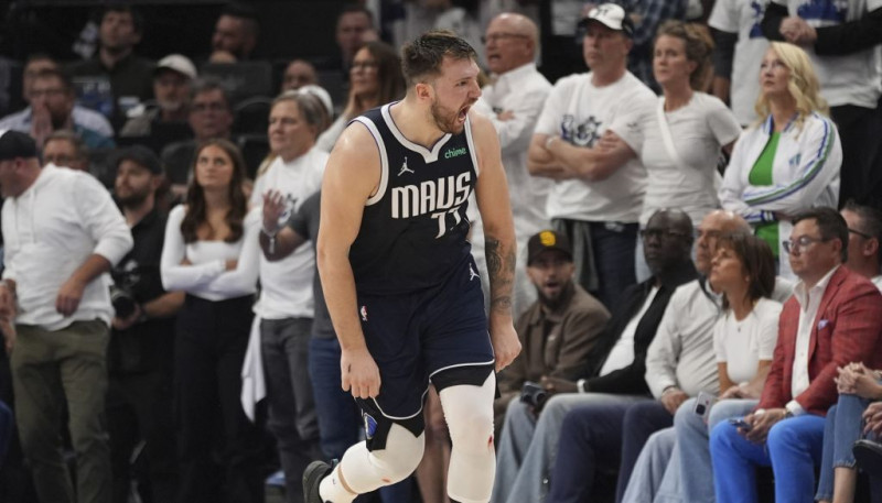 Dončičam un Ērvingam 63 punkti, "Mavs" sēriju pet "Timberwolves" sāk ar uzvaru