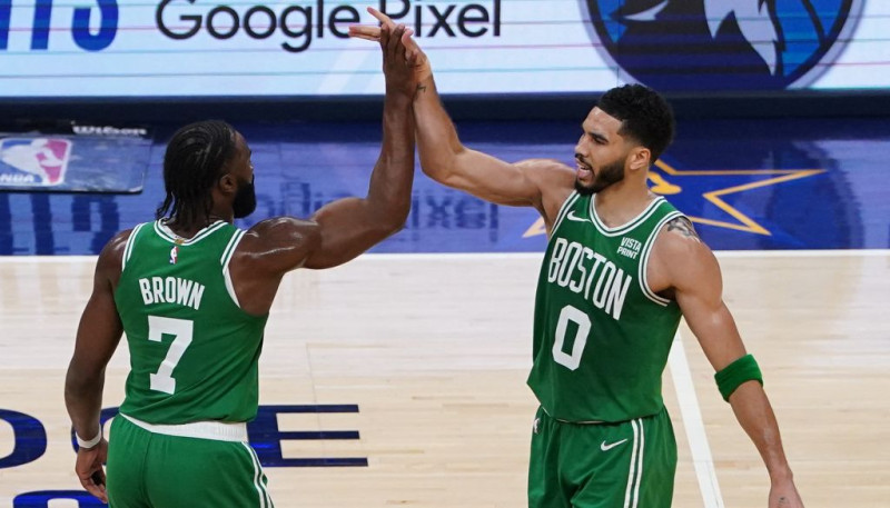 "Celtics" ar 4-0 uzveic "Pacers", Porziņģis kļūs par pirmo latvieti - NBA finālistu