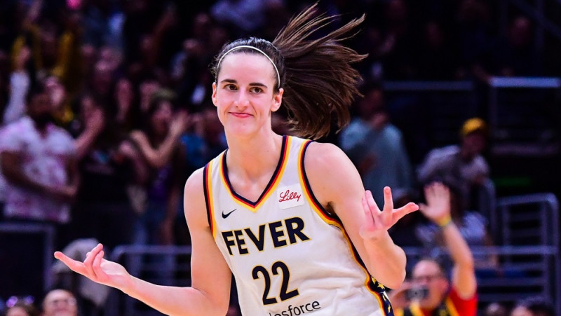 Keitlina Klārka pirmo reizi iemet 30 punktus WNBA spēlē