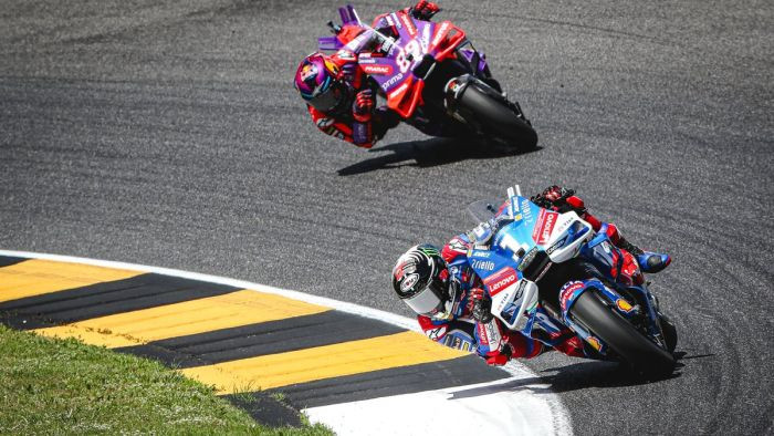 Banjaja uzvar, "Ducati" komanda pēdējā līkumā izkārto dubultuzvaru