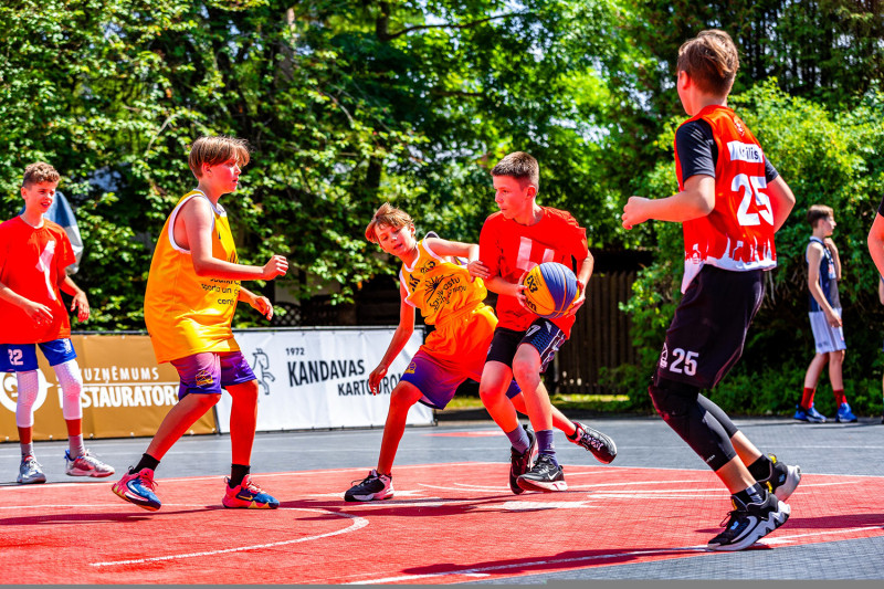 Labākās olimpiskā 3x3 basketbola jauniešu komandas tiks noteiktas Upesciemā, Rīgā un Saulkrastos