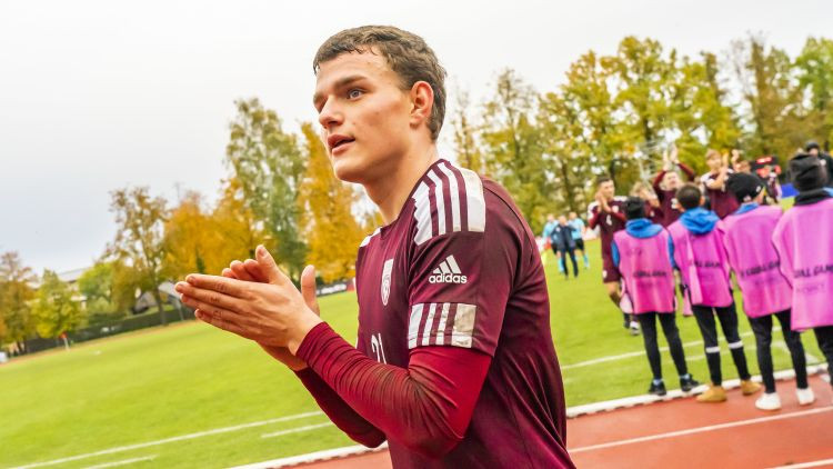 Latvijas U21 futbolisti Dublinā atspēlējas un pat neilgi tiek vadībā