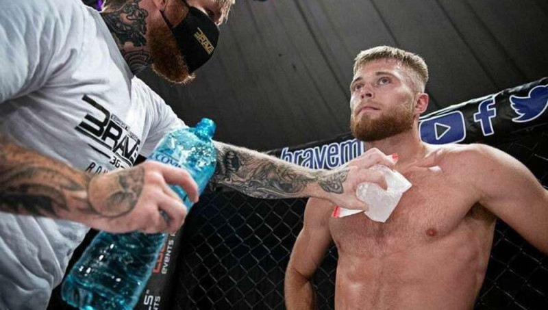 MMA cīkstonis Zaharovs uzvar PFL otrajā cīņā