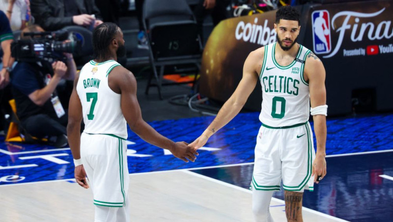 NBA fināla viedokļi: Bostonas sliktākā spēle un Dalasas lomu spēlētāju devums