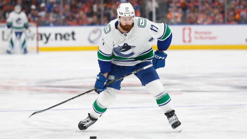 "Canucks" par 58 miljoniem pagarina līgumu ar čehu aizsargu Hroneku