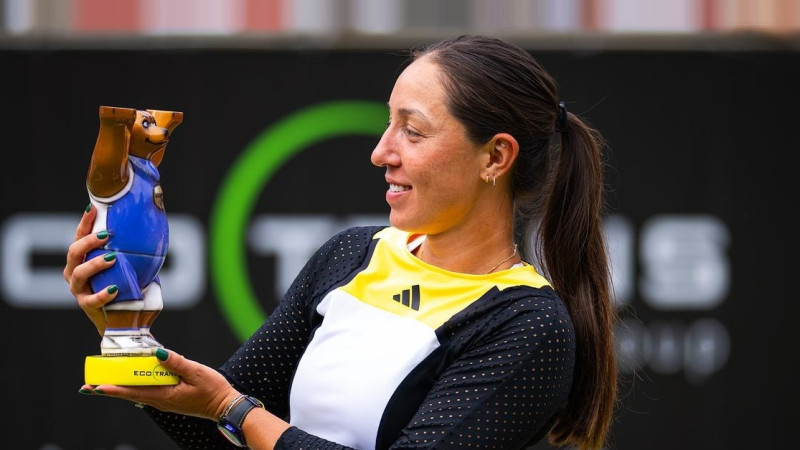 Pegula triumfē Berlīnes "WTA 500", izcīnot karjeras pirmo zālāja titulu