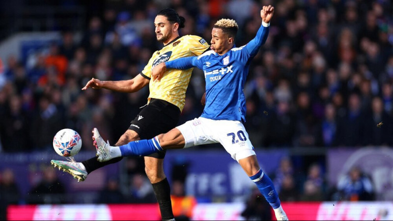 Gatavojoties atgriezties Premjerlīgā, ''Ipswich Town'' veic kluba rekorddarījumu