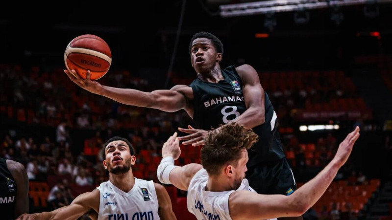Bahamieši ar NBA spēlētājiem otrajā puslaikā satriec Somiju