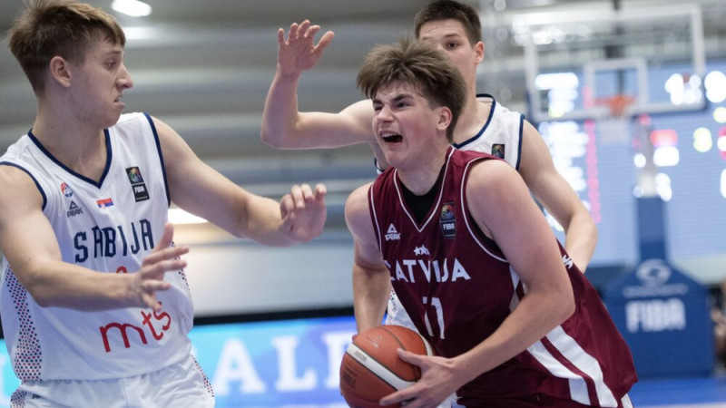 Vāja trešā ceturtdaļa liedz Latvijas U18 basketbolistiem turēt līdzi Serbijai