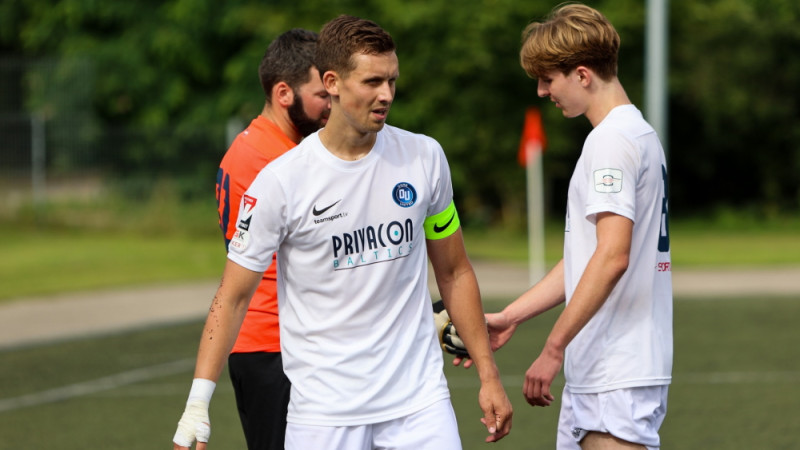 "Ogre United" divreiz izlaiž pārsvaru, pastarīši no Olaines šokē "Leevon PPK"