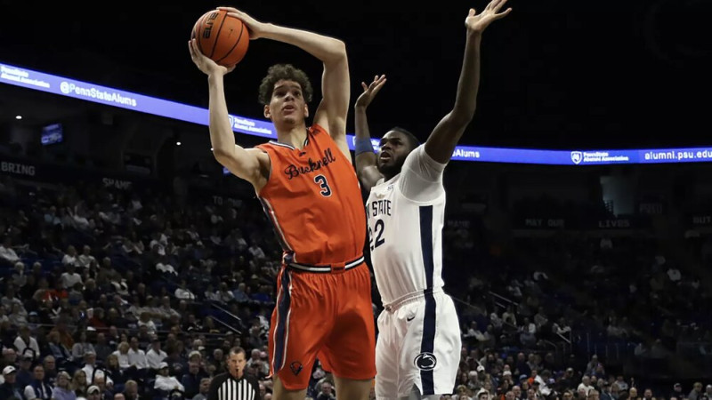 Viljamsonam 40 minūtes laukumā un double-double divu papildlaiku spēlē NCAA