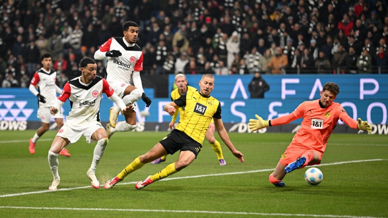 "Eintracht" pirmo reizi nepilnu četru gadu laikā pieveic Dortmundes "Borussia"