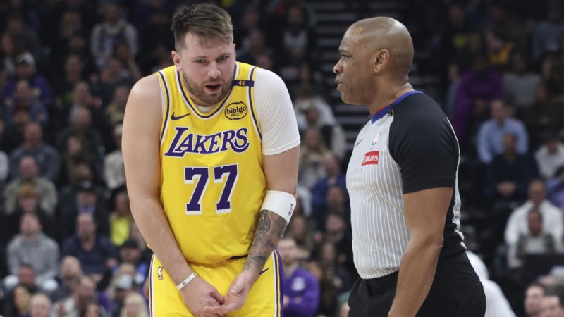 Dončičam blāvs sniegums zaudējumā pret “Jazz”, “Knicks” trillerī “apklusina” Jangu