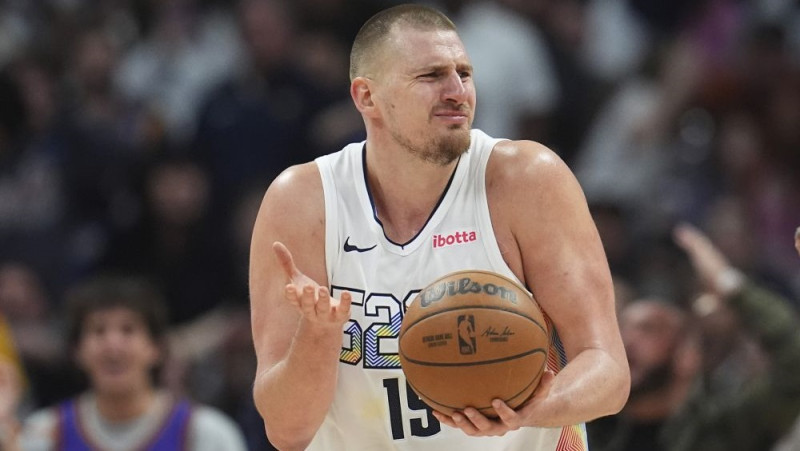 Jokičam vēsturiska statistika “Nuggets” uzvarā, “Cavaliers” turpina rullēt