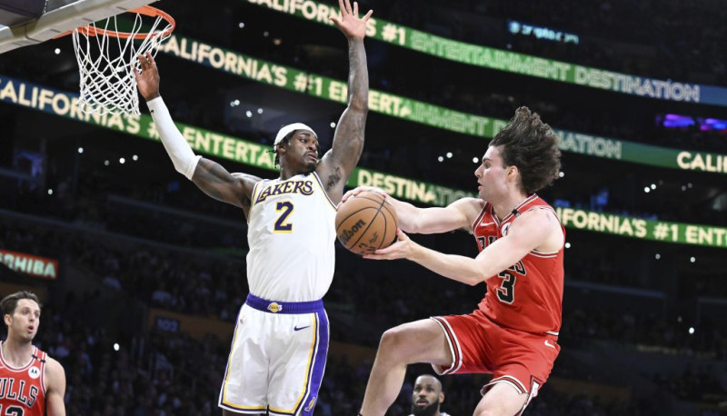 Gidijs tuvu quadruple-double, "Bulls" apbēdina Lebronu un Dončiču