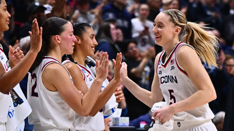 Fenomenālā Peidža Bekersa gāž rekordus un ieved "UConn" apgabala finālā