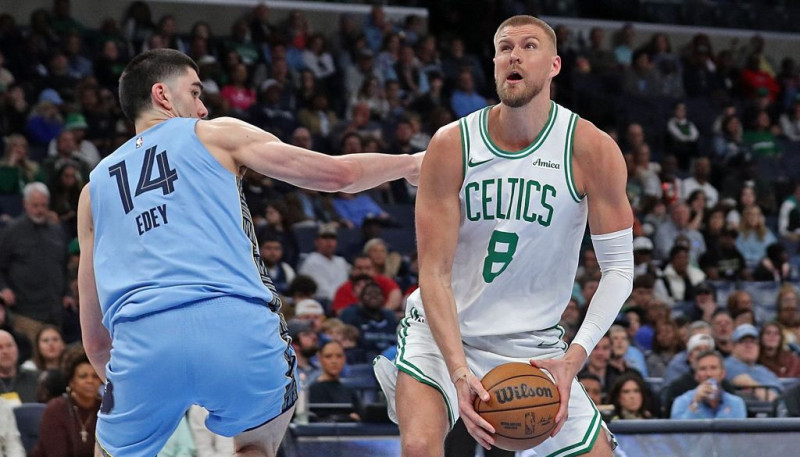 Porziņģis un "Celtics" Memfisā izcīna devīto uzvaru pēc kārtas