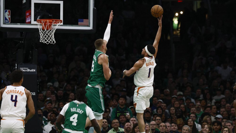 Porziņģim 15 punkti un pārsists deguns, ''Celtics'' droši sakauj ''Suns''