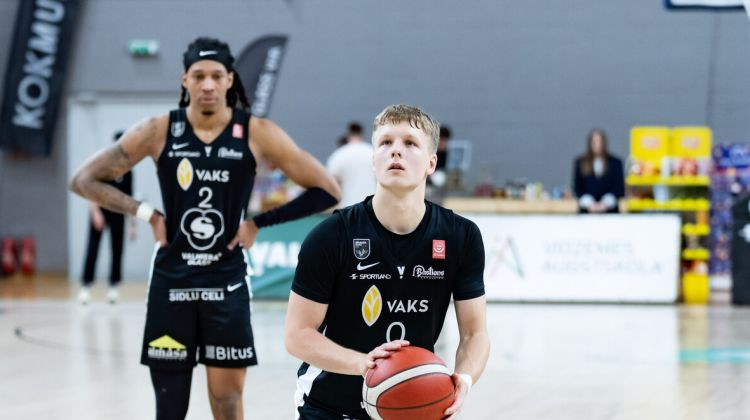 Karlsons ar izcilu metienu no logo līdz ar sirēnu ieved Valmieru pusfinālā