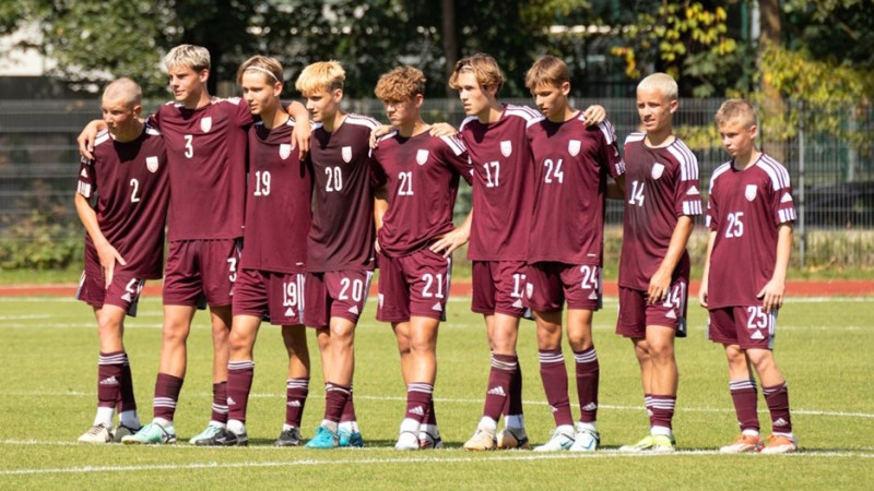 Latvijas U17 futbolisti atspēlējas no 0:2 un pendelēs pieveic bosniešus