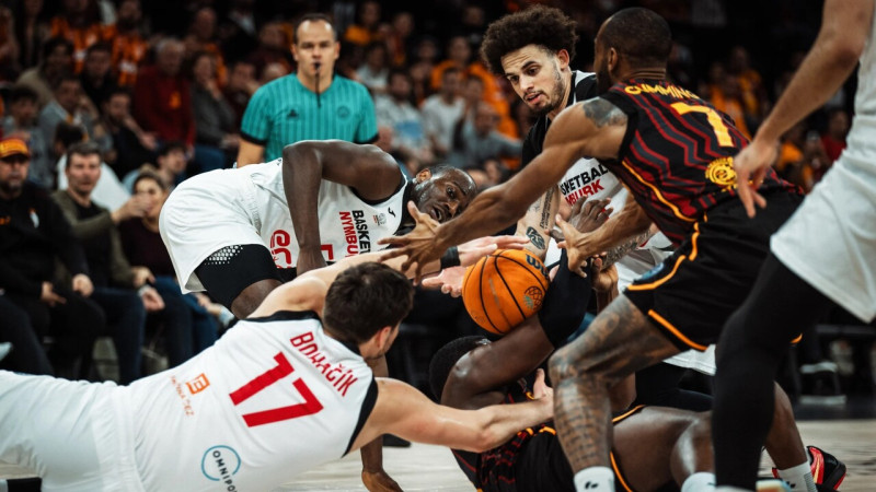 Blumberga "Galatasaray" sakauj čehus un sasniedz Čempionu līgas pusfinālu