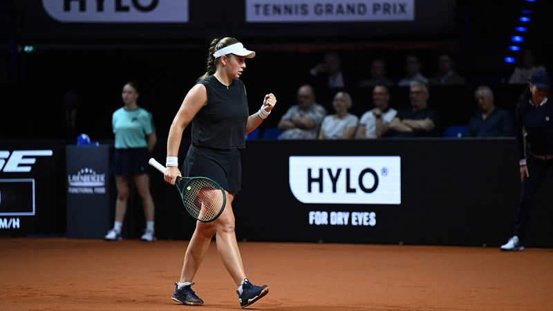 Ostapenko sesto reizi apspēlē Švjonteku un sasniedz Štutgartes pusfinālu