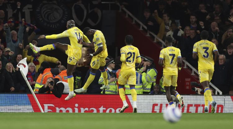 Londonas "Arsenal" divreiz izlaiž vadību, tomēr vēl atliek Liverpūles titulsvinības