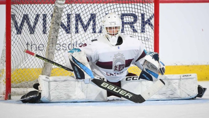 Latvijas U18 hokejisti PČ sāk ar uzvaru bullīšos pār norvēģiem