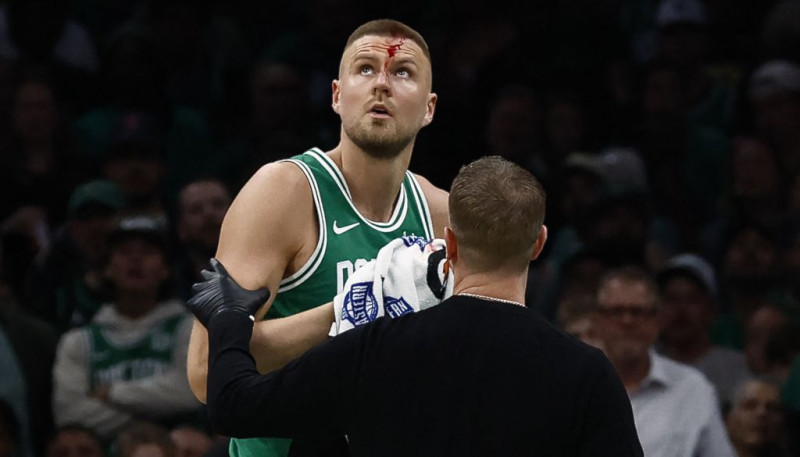 Porziņģis atkal asiņo un iekrāj double-double uzvarā pār "Magic"