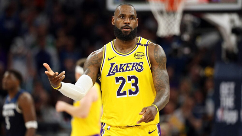 Lebrons par karjeras turpināšanu: "Jāaprunājas ar ģimeni"