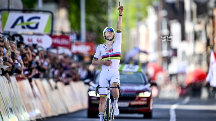 Pogačars trešo reizi uzvar Ljēžas-Bastoņas-Ljēžas velobraucienā