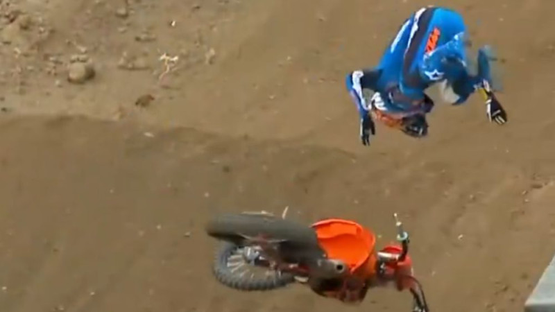 Video: Divkārtējais MX2 čempions Vialle piedzīvo pamatīgu kritienu Amerikā