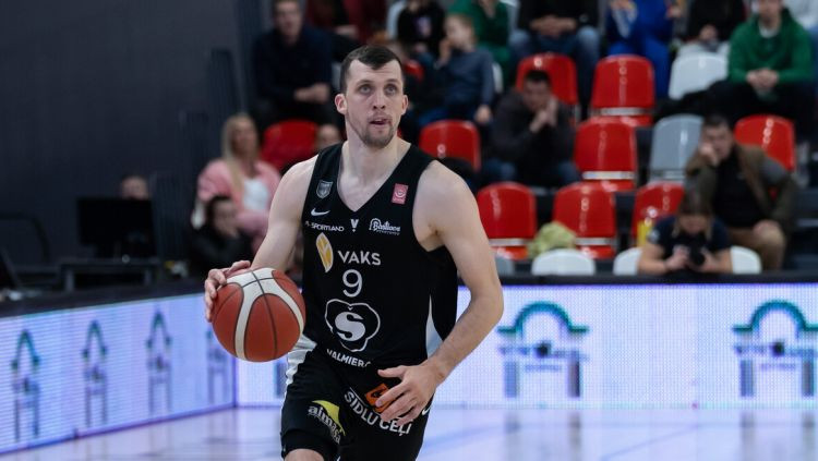 Novājinātā Valmiera šokē čempionus un sabojā Mārtiņa Gulbja svētkus