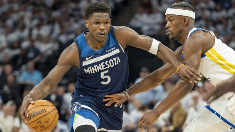 ''Timberwolves'' pārliecinoši revanšējas bez Karija palikušajiem ''Warriors'' un izlīdzina sēriju