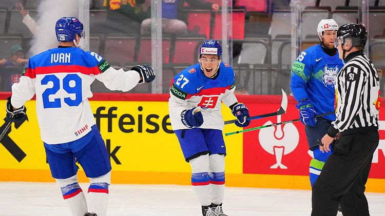 Noraidījumiem bagātā cīņā Slovākija izcīna pirmo uzvaru Stokholmā