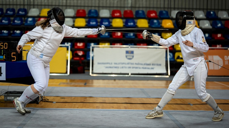 Spraigas cīņas Latvijas čempionātā paukošanā junioriem un kadetiem Daugavpilī