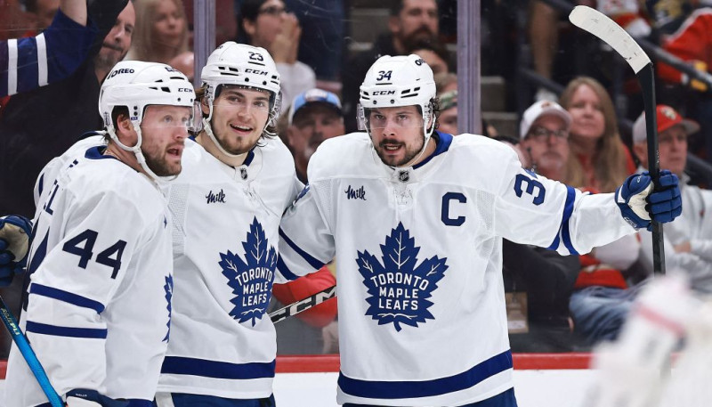 "Maple Leafs" uzvar, sērijā pret Balinska pārstāvēto "Panthers" tiks aizvadīta septītā spēle
