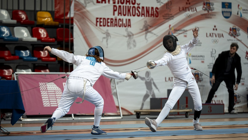 Spraigas cīņas Latvijas čempionātā paukošanā junioriem un kadetiem Daugavpilī