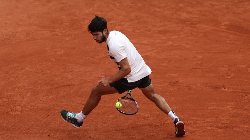 Alkarass un Muzeti sasniedz "French Open" trešo kārtu, Rūds paklūp