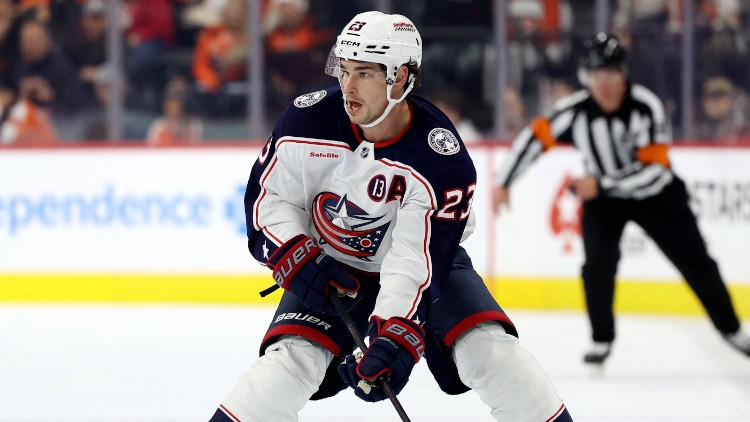 "Blue Jackets" uzbrucējs no bojā gājušā komandas biedra sievas saņem NHL apbalvojumu