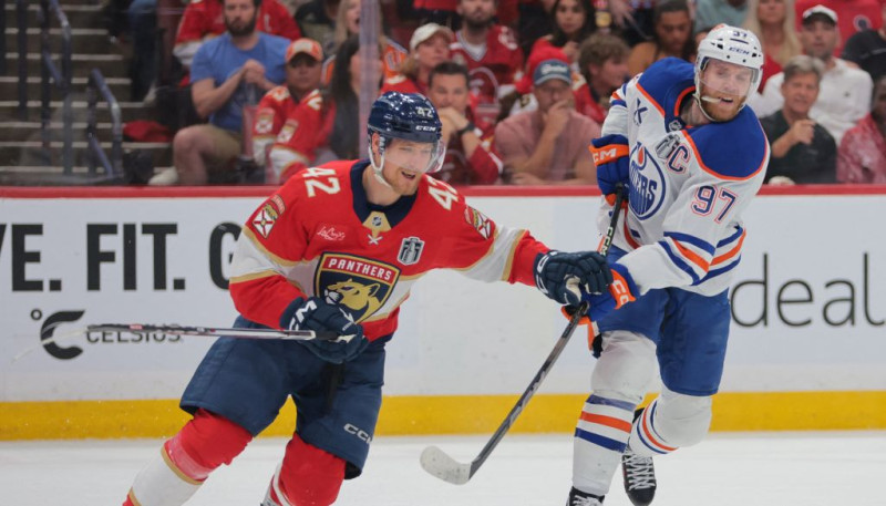 Stenlija kausa fināls: čempione "Panthers" savā laukumā izlaiž trīs vārtu pārsvaru pret "Oilers"