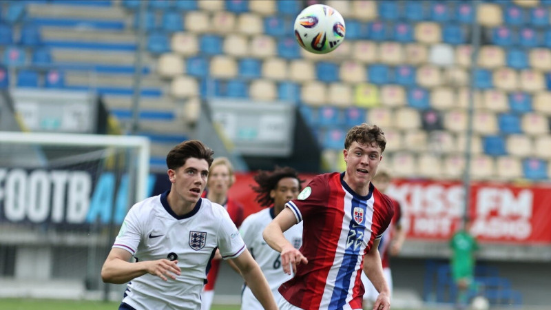 Eiropas U19 meistarsacīkšu ievadā norvēģu futbolisti atņem punktus angļiem