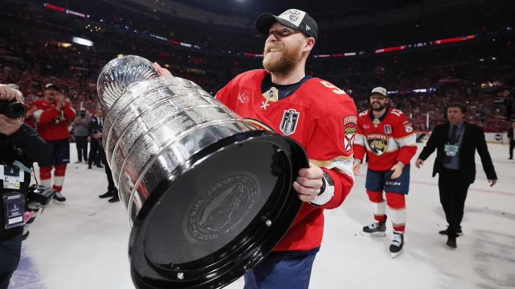 Stenlija kausa MVP Benets ar 64 miljonu līgumu paliek "Panthers"