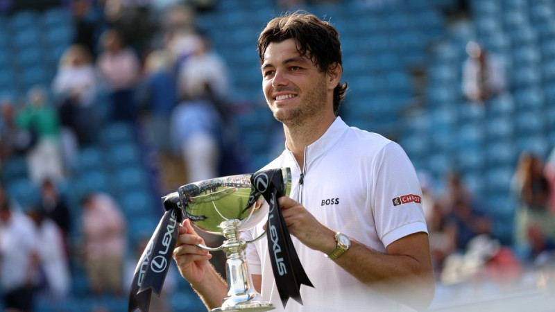 Frics triumfē Īstbornā, izcīnot piekto ATP zālāja titulu