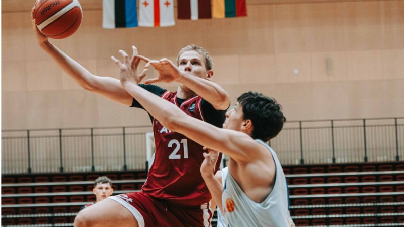 Latvijas U18 basketbolisti Baltijas kausu sāk ar sāpīgu zaudējumu igauņiem