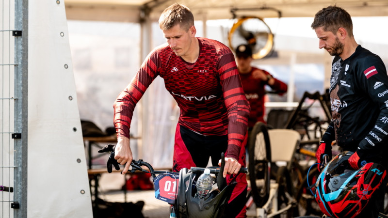Auga, Jonkus un Jekševics izcīna godalgas EČ BMX pirmajā dienā